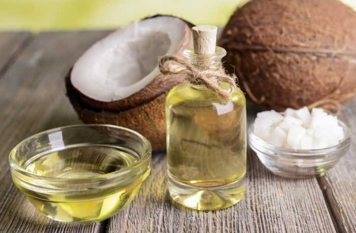 Làm căng da mặt bằng dầu dừa có hiệu quả không?