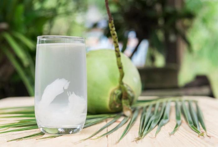 Cách uống nước dừa giảm mỡ bụng giảm cân